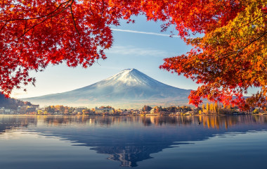 迷人的日本旅行在河口湖湖上参观秋天的多彩季节和富士山,晨雾和红叶是日本最好的地方之一