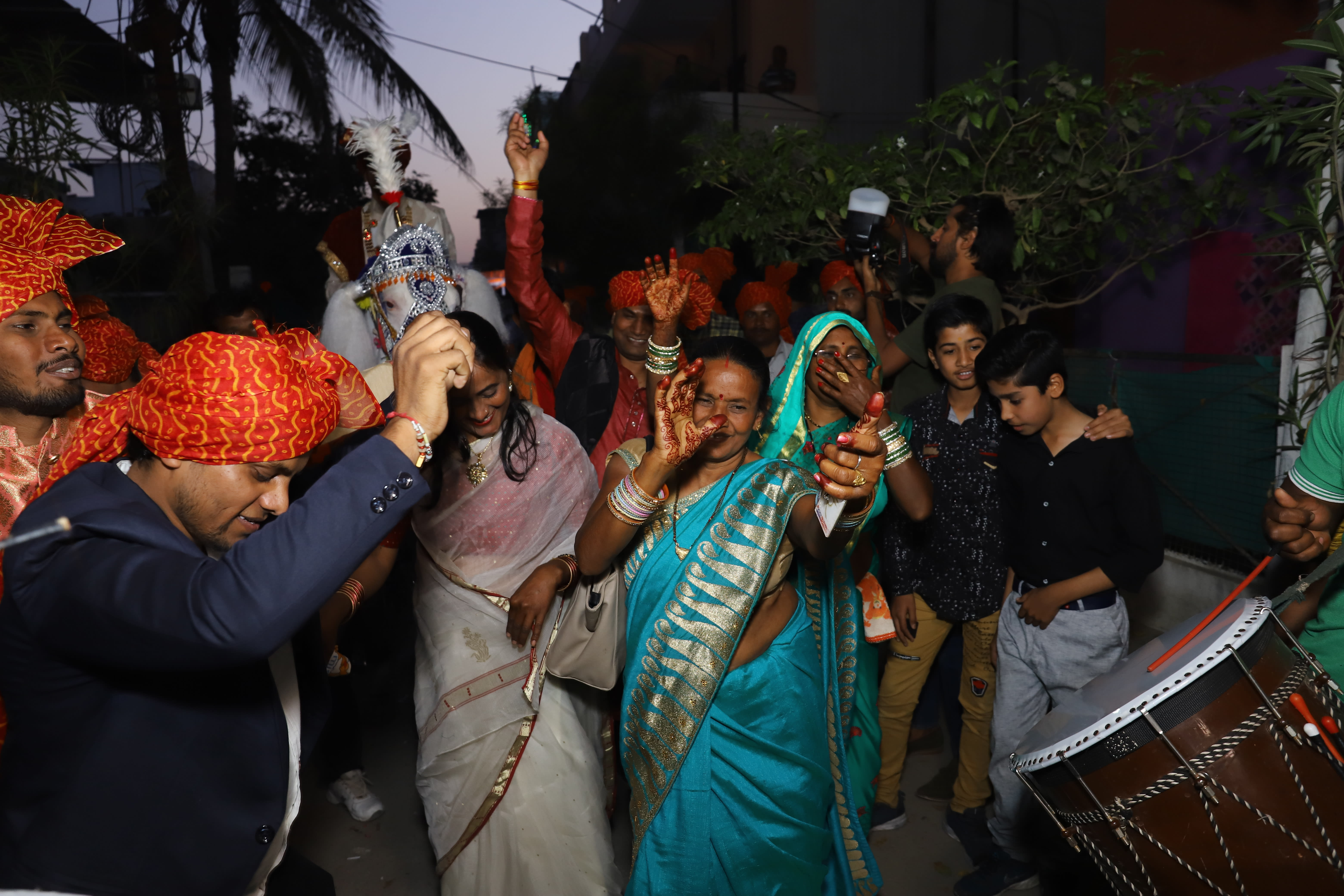 indians dancing