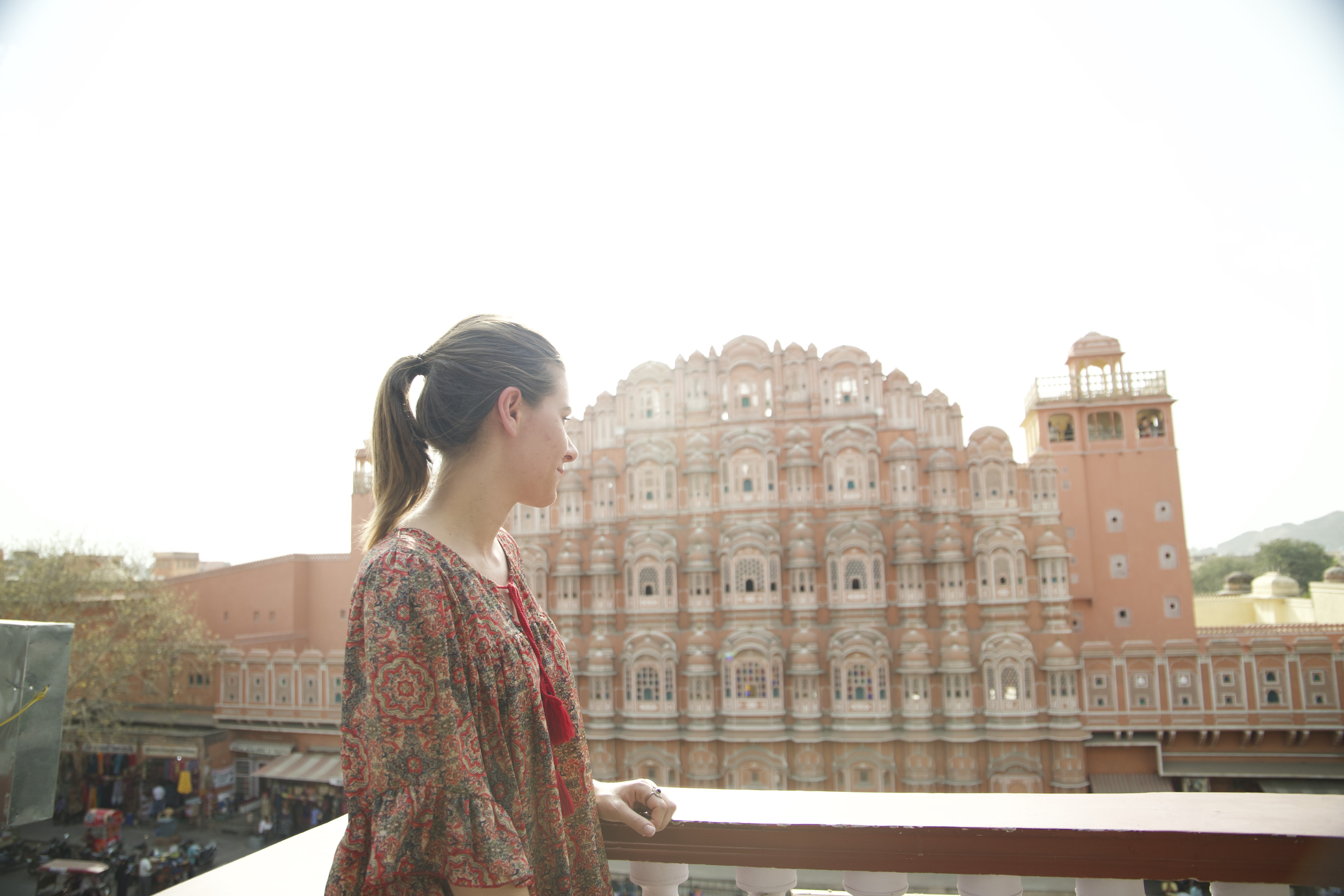 touriste au palais des vents de jaipur en Inde
