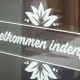 Enkel sticker med blomst og valgfri tekst Enkel sticker med blomst og valgfri tekst
