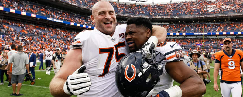 Kyle Long has great line about being caught nude in locker 