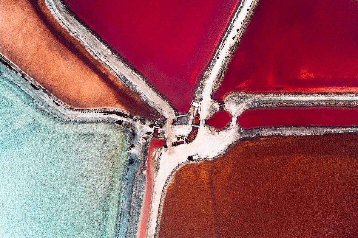Потрясающие цвета и абстрактные формы соляных прудов