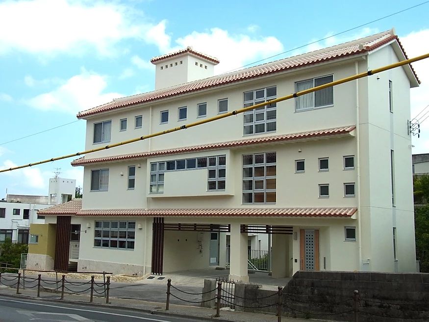 沖縄の伝統的な赤瓦の家
