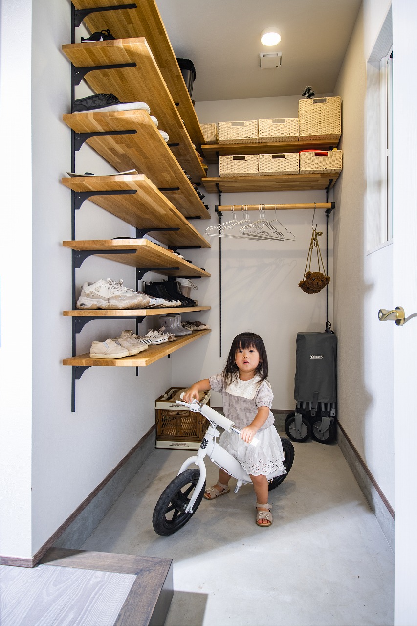 玄関から奥へと続く自転車もそのまま収納可能な玄関収納。随所に心地よい暮らしの工夫を凝らしている。