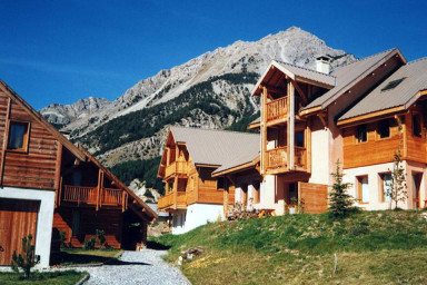Chalet le Barlèt en été au coeur du hameau des Chazals - Névache