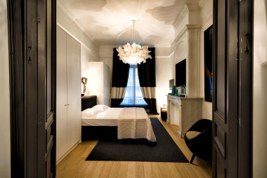 Bedroom with Queen Sized Bed / Flatscreen TV