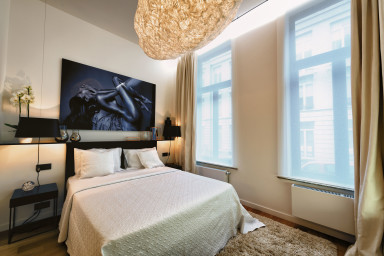 Bedroom with Queen Sized Bed / Flatscreen TV
