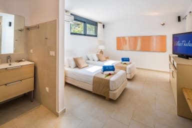 Bedoom at garden floor with TV 40