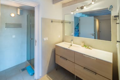 Shower room to the blue room