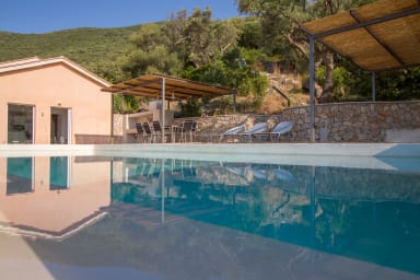 Villa Nisi superbe vue mer piscine à debordement WIFI