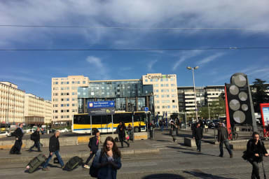 quartier, vue depuis sortie de la gare vers la gare routière place de Francfort