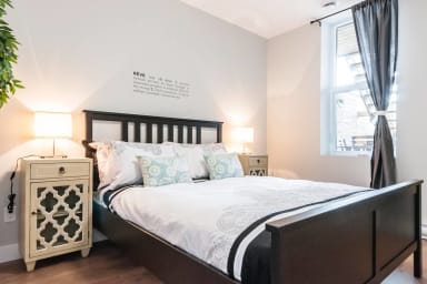 Bedroom 2: Queen size bed