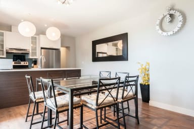 Table w/ 8 chairs