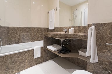 Bathroom with wc and bathtub