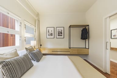 Schlafzimmer mit einem Doppelbett 