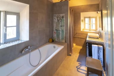 Salle de bain avec baignoire et douche 