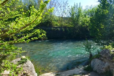 Private access to the nearby Sorgue river 