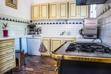 Cuisine équipée avec un piano à gaz