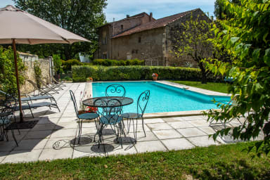Piscine extérieure avec terrasse