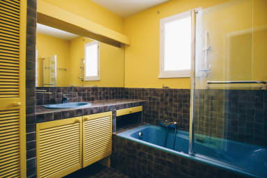 Bathroom with a bathtub 