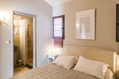 Air conciergerie/Bastide Blanche ground flour room and bathroom bed 160 cm