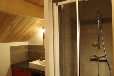 Le Longet a 2 salles de bain avec douche et WC séparés.