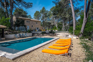 Maison avec vue et piscine chauffée à Roussillon
