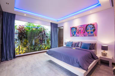 The bedroom 4 has a wonderful garden wall.