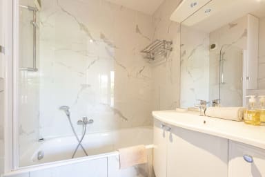 Private bathroom of the second bedroom