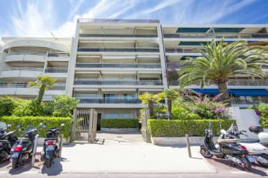 residence facing the sea