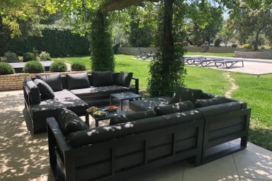 Salon de jardin confortable sous la pergola au senteurs de jasmin