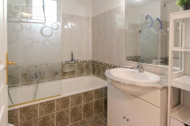 Salle de bain chambre 1 : meuble avec vasque et meuble de rangement