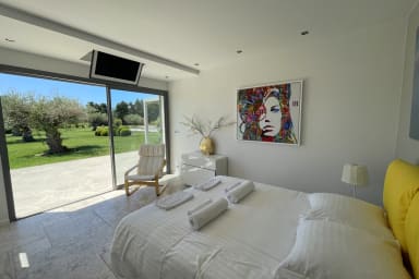 Air-conditioned room with bathroom on the ground floor