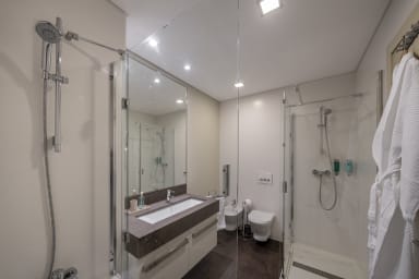 Badezimmer mit Dusche und Badewanne