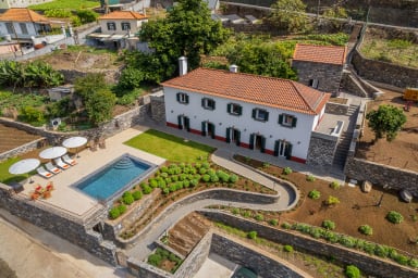 Bird's-eye view of the house 