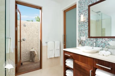 En-suite bath bedroom #3