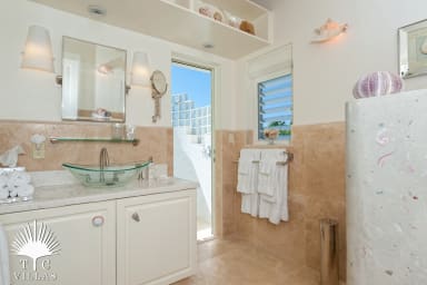 Ensuite bath with outdoor shower.