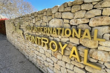 Le Golf International de Pont-Royal est à 5 min de la location. Serenity Rentals