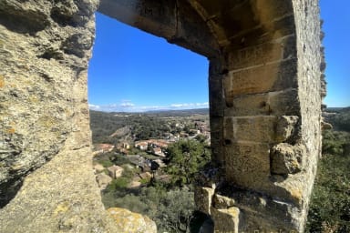 Le Foussa domine le village avec vue sur le Mont Ventoux et la Sainte Victoire 