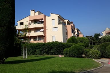 Entrée de la résidence de la Badine et vue extérieure de l'immeuble.