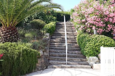Escalier d'accès aux équipements sportifs de la résidence : Piscine, tennis,...