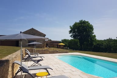 Piscine chauffée, sécurisé par une bâche à barre. 