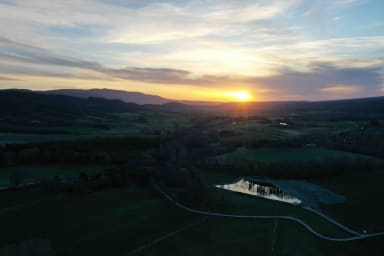 Lac privé du Domaine Paradis au couché de soleil