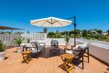 Upper lounge terrace with beautiful views over Quinta da Balaia