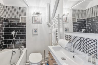 Salle de bain avec baignoire et toilettes