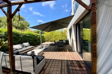Terrasse avec salon de jardin, jacuzzi et table à manger