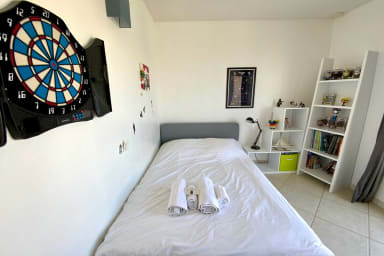 Chambre avec climatisation et espace bureau lit en 140