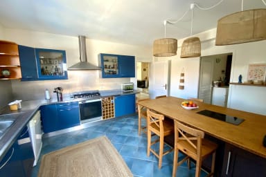 Cuisine avec porte fenetre donnant sur le jardin cote piscine et bbq