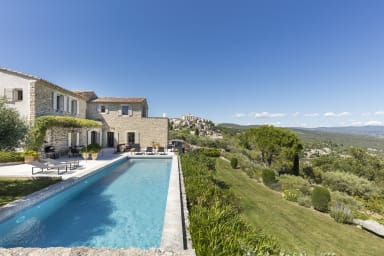 Piscine chauffée et vue exceptionnelle pour cette maison a louer à Gordes