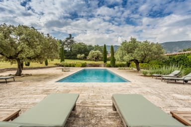 Location avec piscine dans le Luberon à Oppède-Le-Vieux